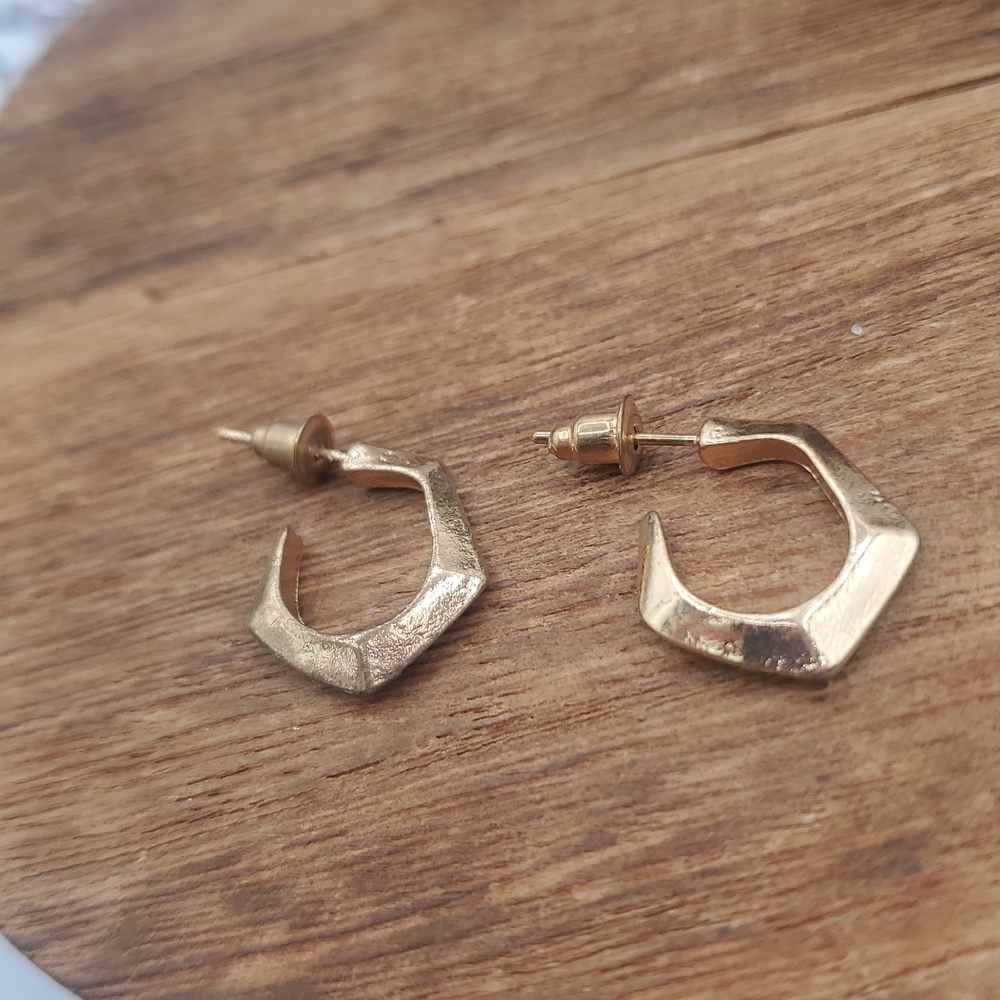 Elegant Gold Tone Geometric High Fashion Hoop Earrings‎ E250 - Picture 2 of 3